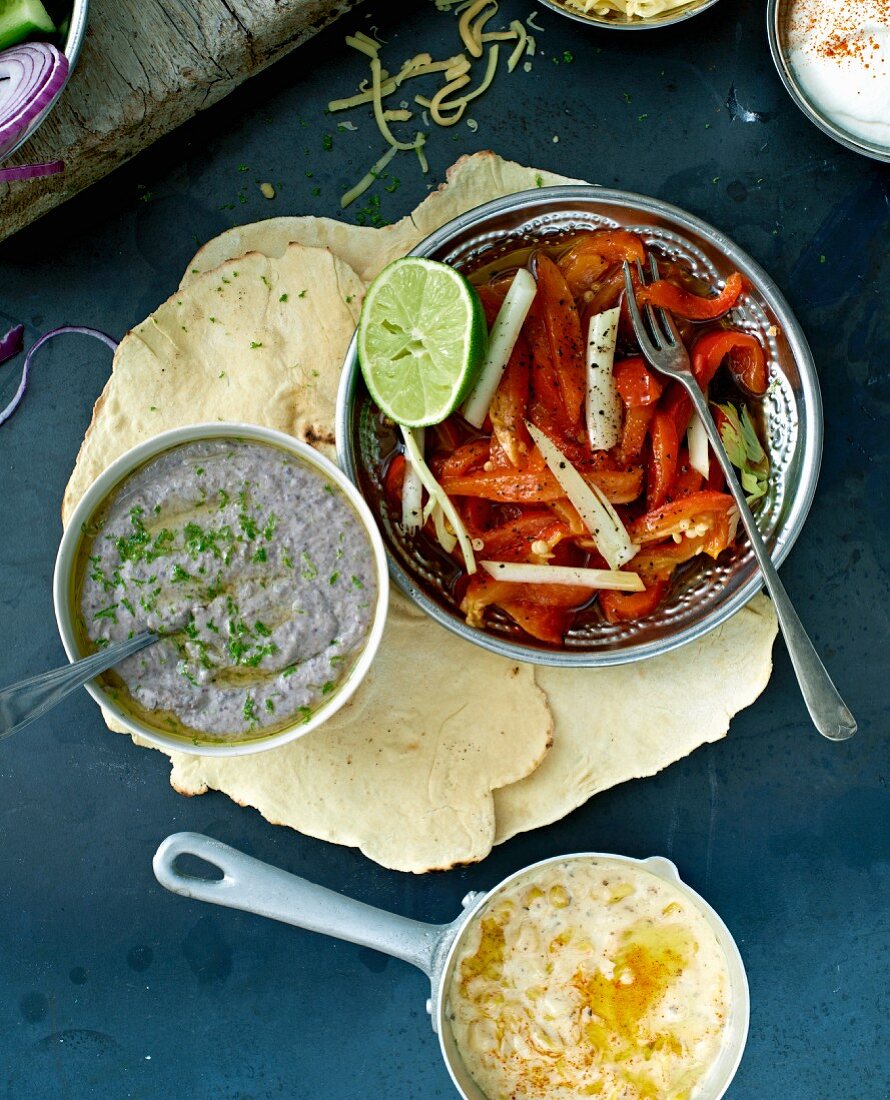 Verschiedene Saucen als Füllung für Tacos (Mexiko)