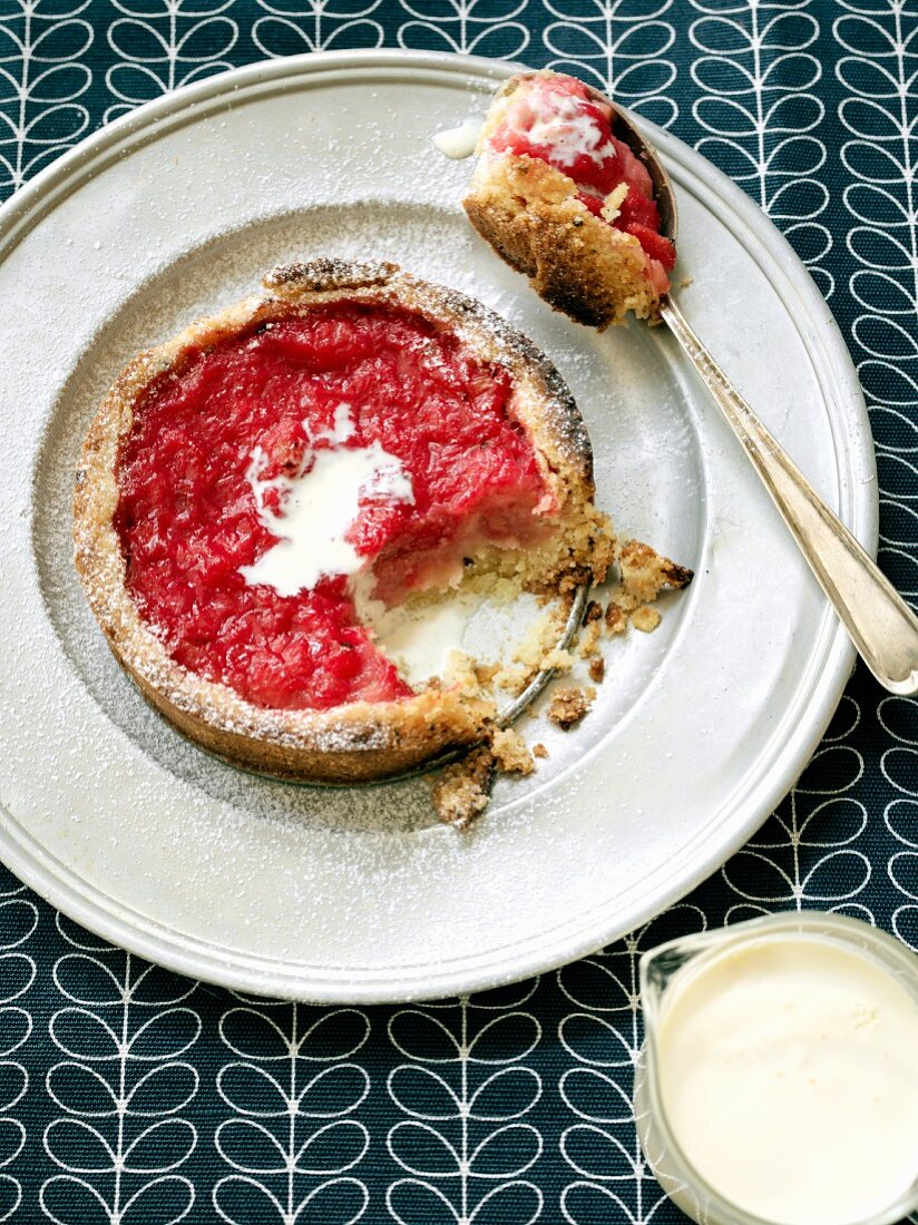 Kleiner Rhabarberkuchen mit Vanillesauce