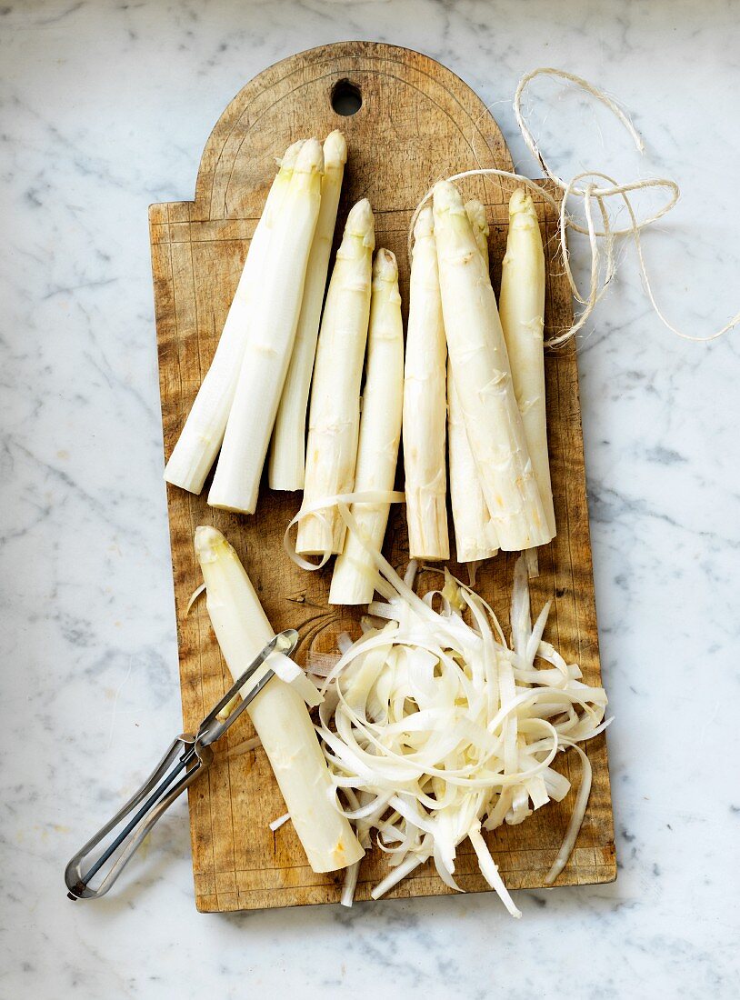 White asparagus, partly peeled