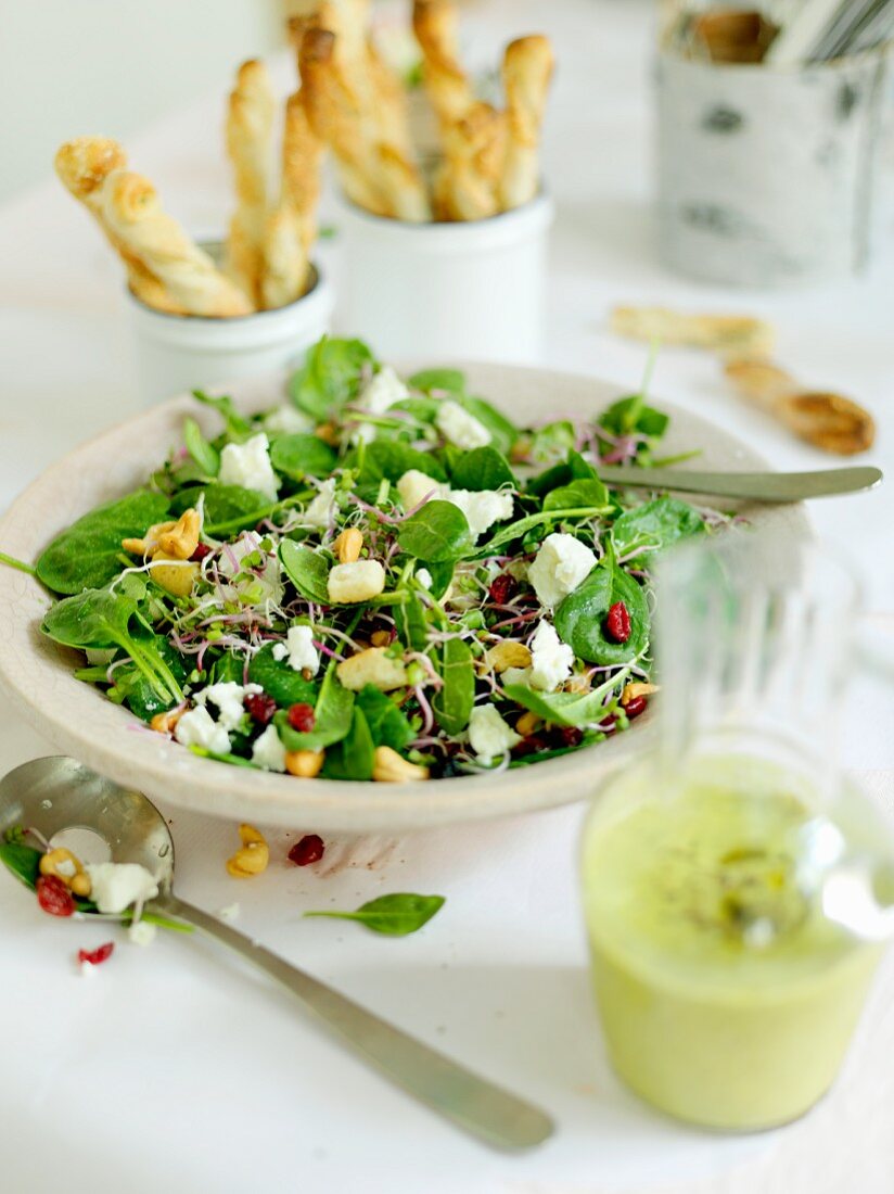 Grüner Salat mit Sprossen, Feta und Cashews