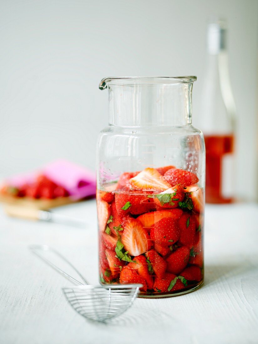 Erdbeer-Holunder-Bowle