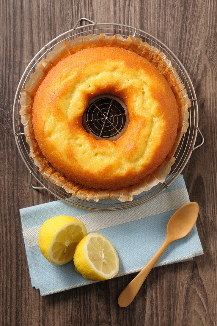 Zitronenkuchen in Ringform auf Abkühlgitter