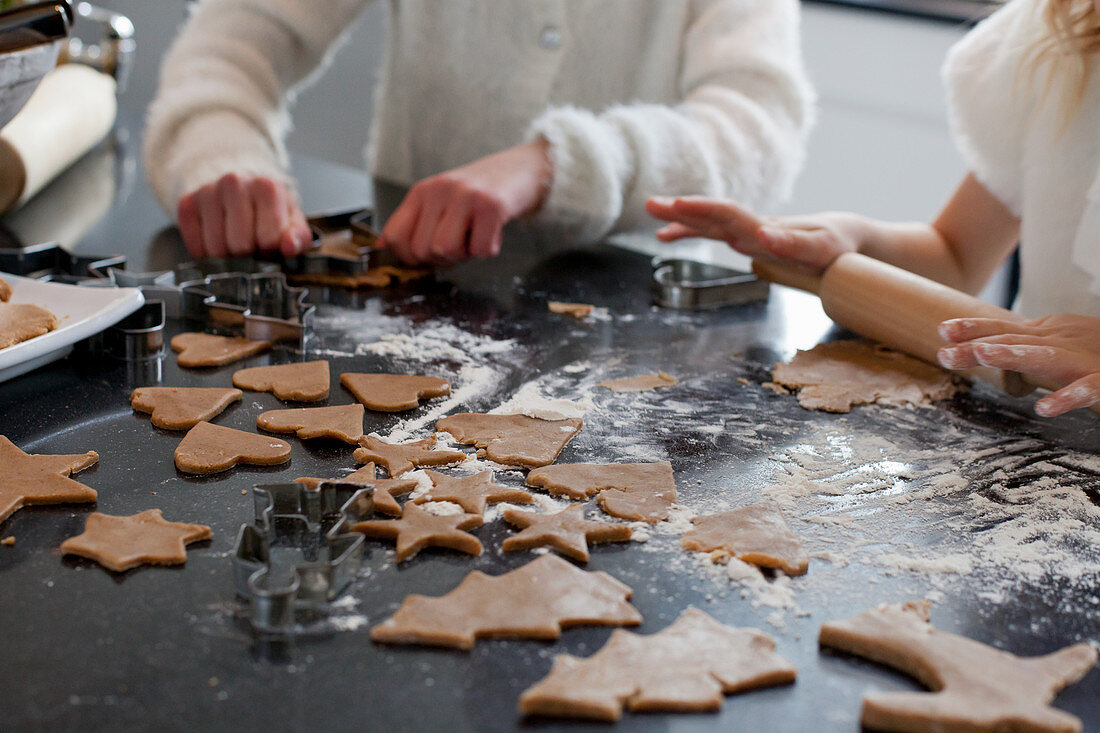 Kinderhände beim Plätzchenmachen