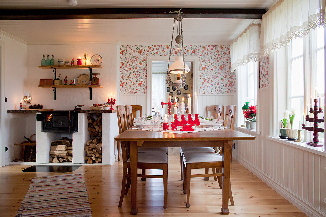 Weihnachtlich dekoriertes Esszimmer im skandinavischen Landhausstil