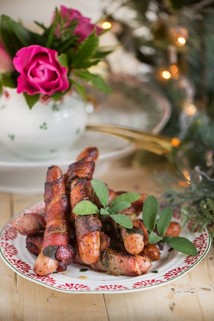 Schweinswürstchen im Salbei-Speckmantel als weihnachtliche Beilage