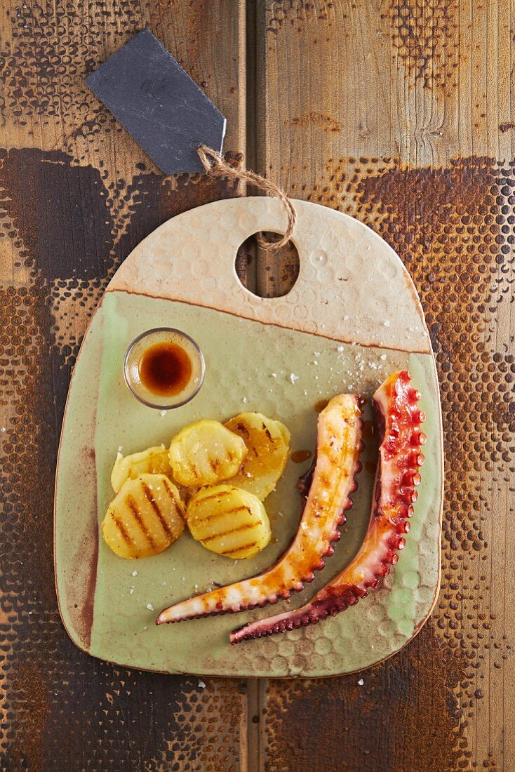 Grilled ocotopus with potatoes (top view)