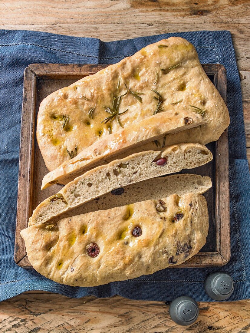 Focaccia mit Rosmarin und mit Oliven