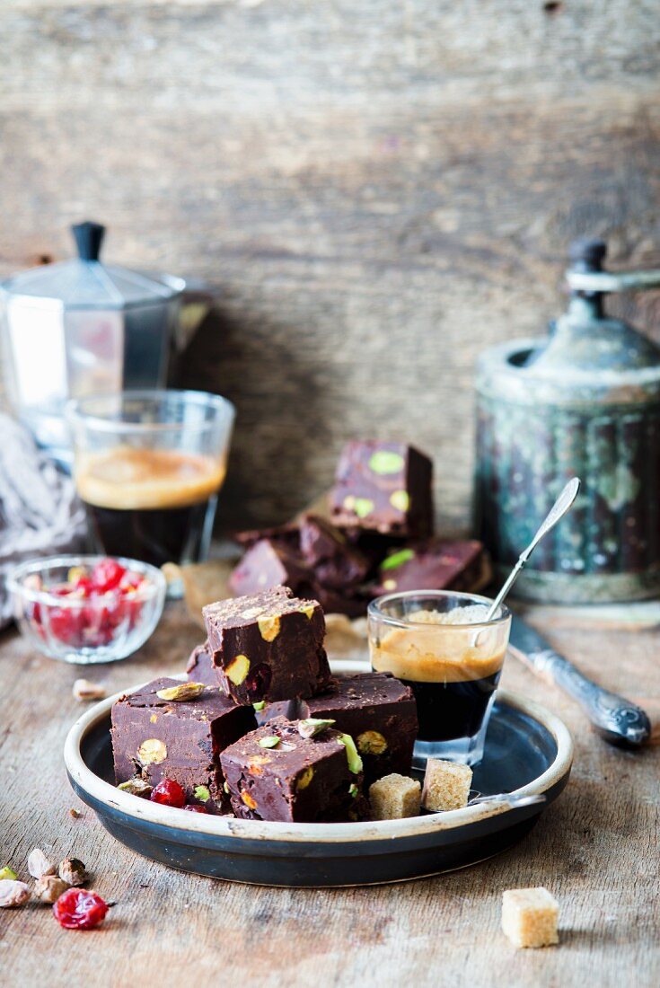 Chocolate Fudge mit Pistazien und Belegkirschen zum Kaffee