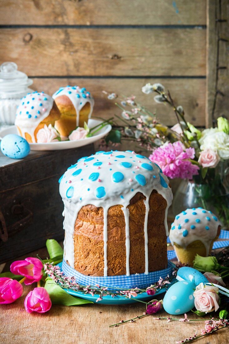 Kulitsch (Easter yeast cake, Russia)