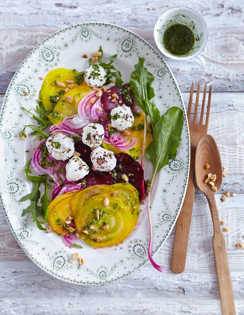 Bunte-Bete-Carpaccio mit Joghurtbällchen