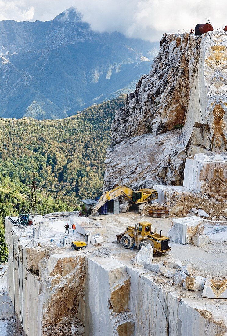 Bagger und Maschinen holen Marmorblöcke aus den Steinbrüchenin den Apuanischen Alpen, Carrara, Italien