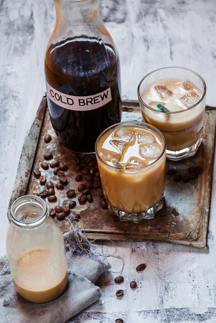 Cold Brew (kalt aufgesetzter Kaffee mit Milch und Eiswürfeln)