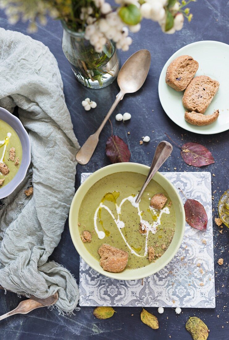 Broccolicremesuppe mit Brot (Aufsicht)