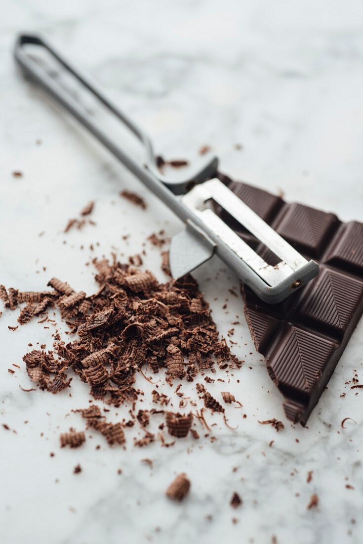 Schokolade und Schokoladenraspel mit Sparschäler