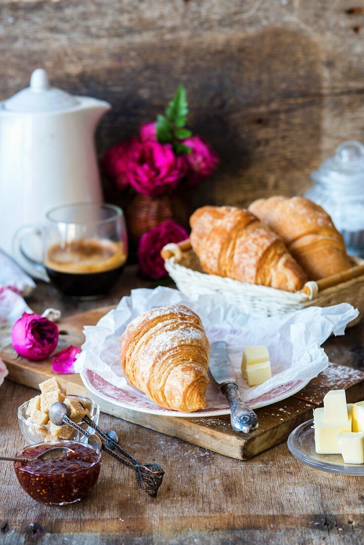 Croissants mit Marmelade und Butter zum Frühstück