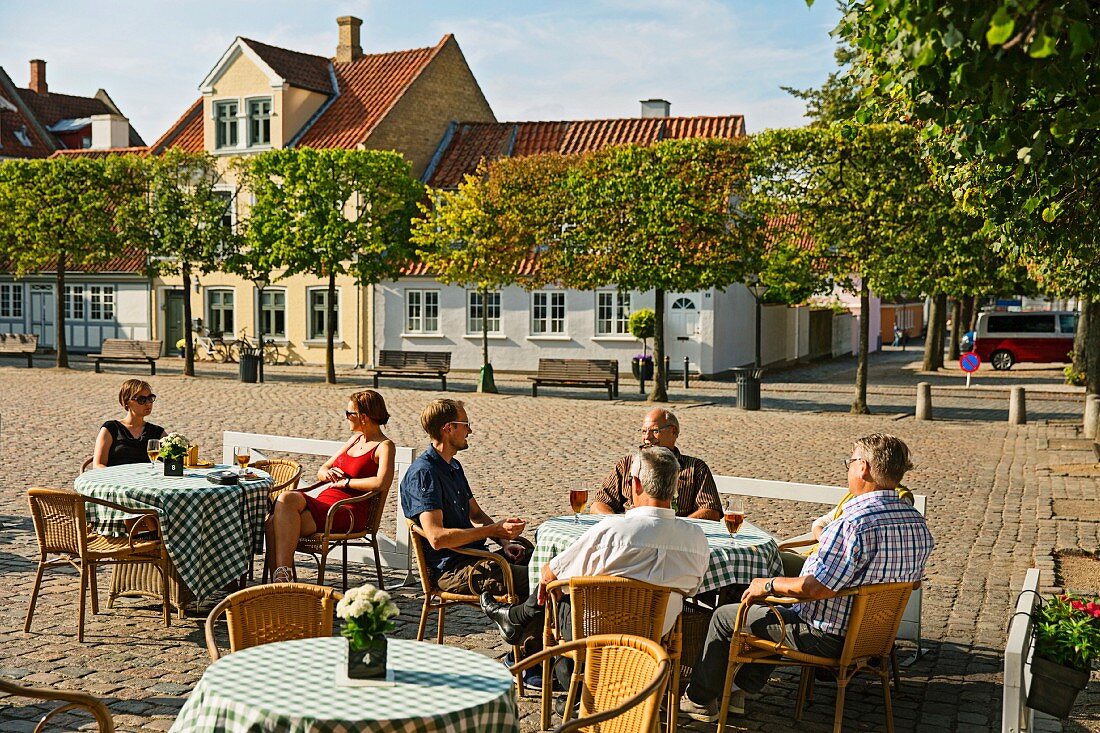 Gäste im Straßencafé, Innenstadt von Odense, Fünen, Dänemark
