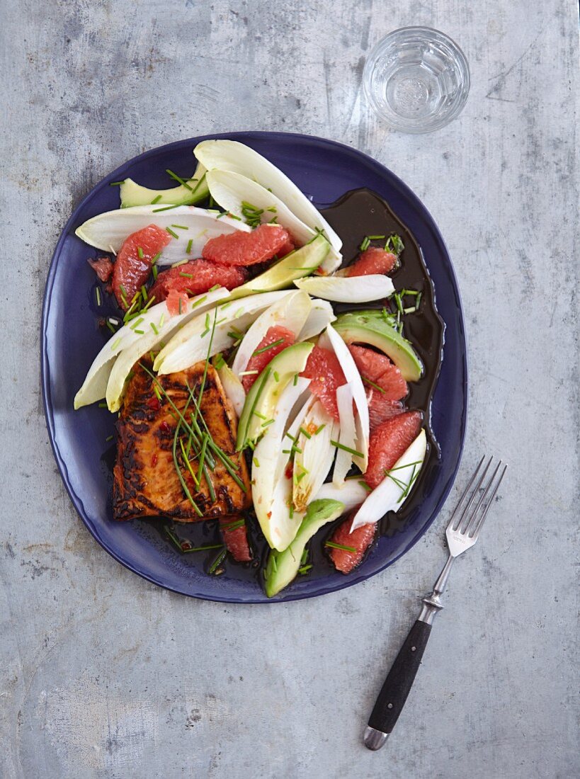 Chicoreesalat mit Grapefruit und Avocado - 'Burner Bitterino', serviert mit gegrilltem Lachsfilet