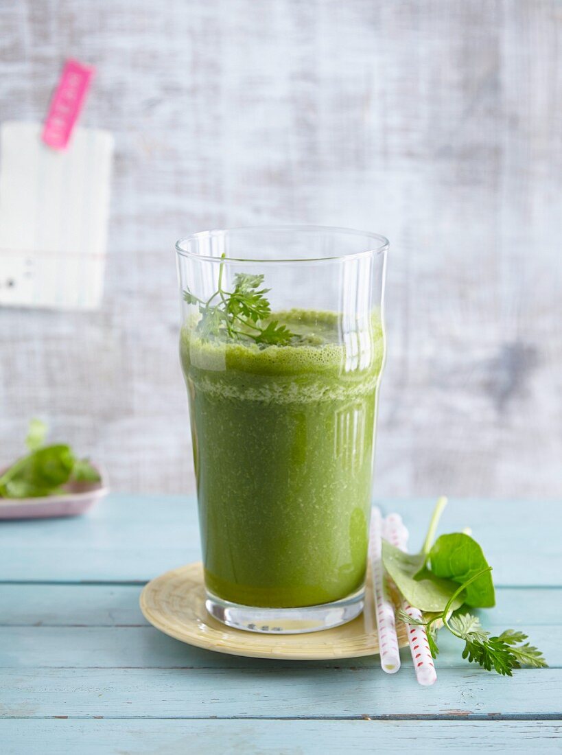 A spinach, sorrel, and salad smoothie - 'spring awakening'