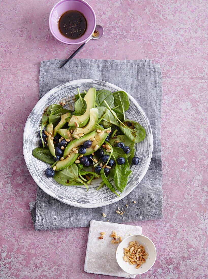 Spinat-Avocado-Salat mit Heidelbeeren - 'Olivia's Green Secret'