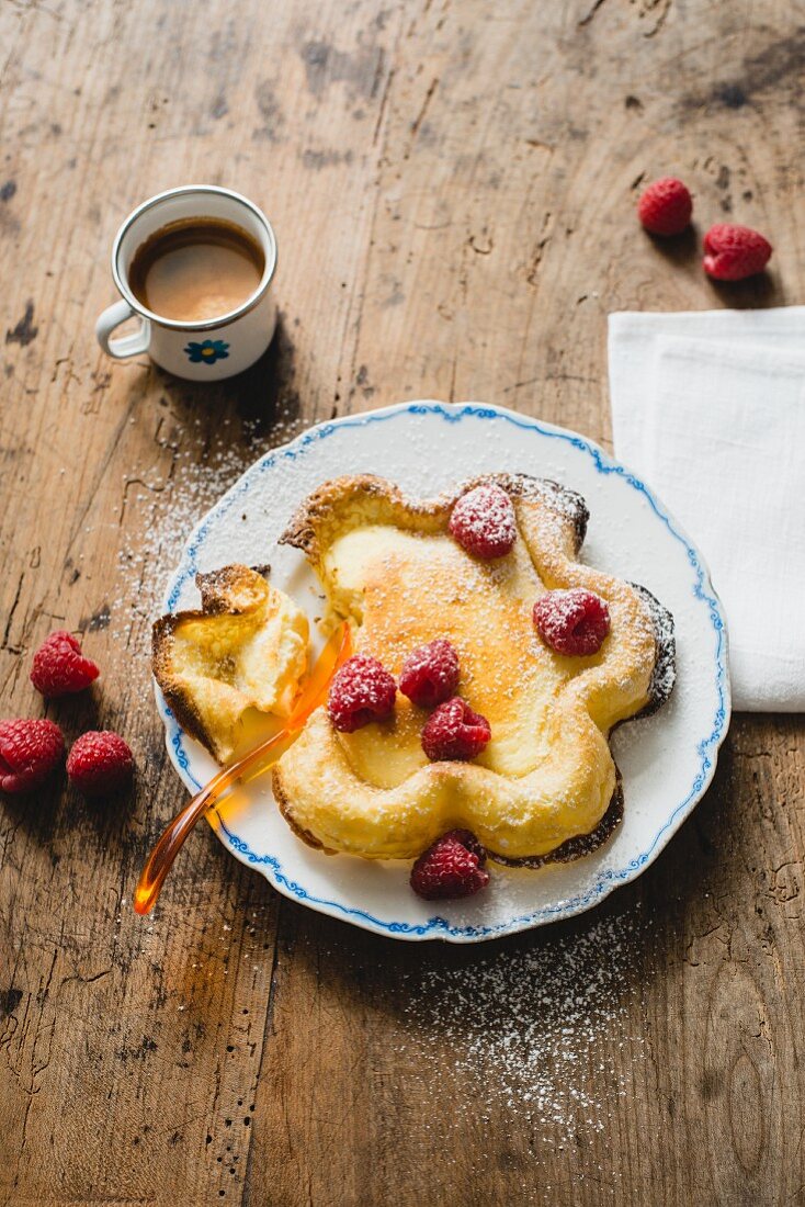 Topfenpalatschinken-Törtchen mit Himbeeren