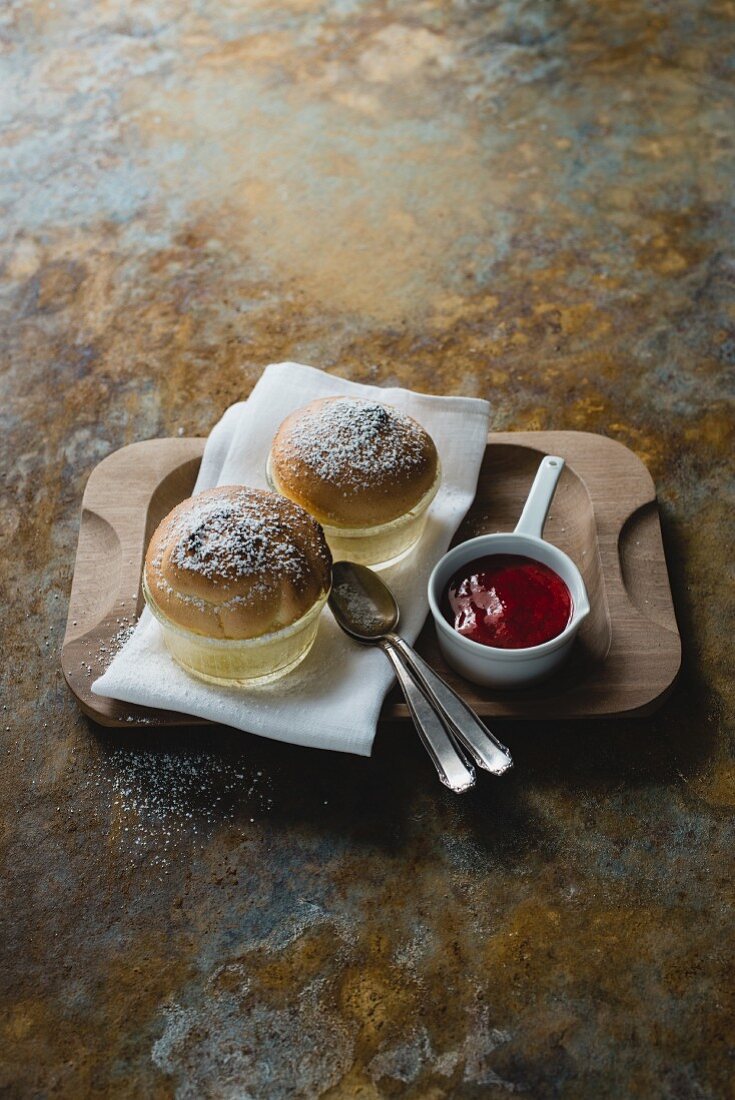 Salzburger Nockerl in kleinen Auflaufförmchen mit Himbeersauce