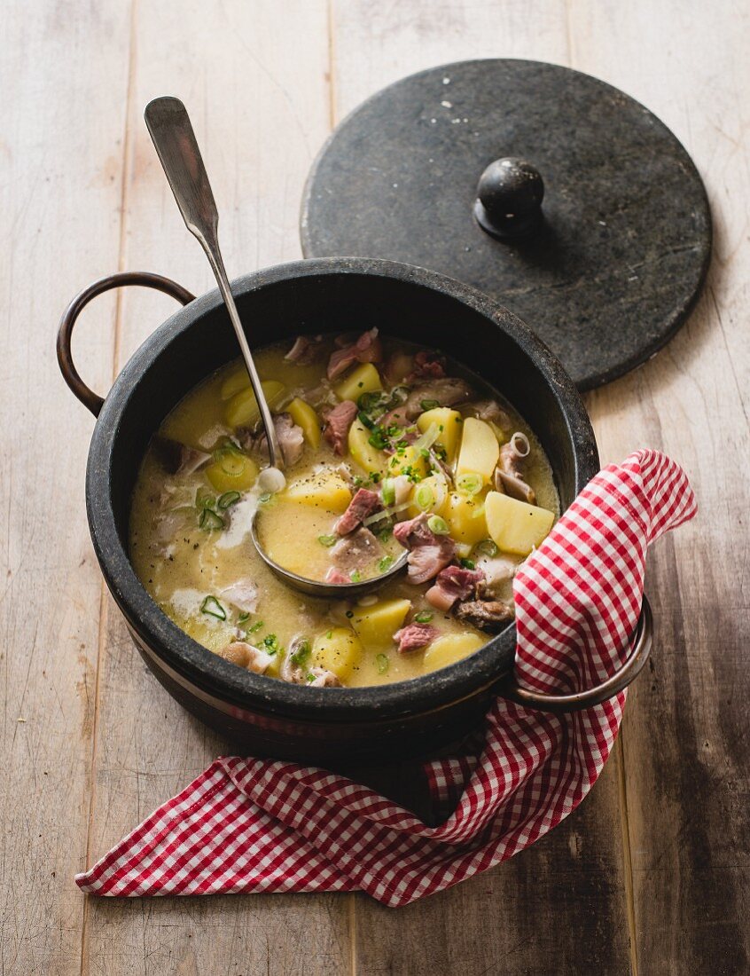 Klachelsuppe (Schlachtsuppe mit Schweinshaxe und Kartoffeln, Kärnten)