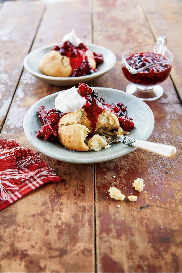 Sweet yeast buns with vanilla cream and berry compote