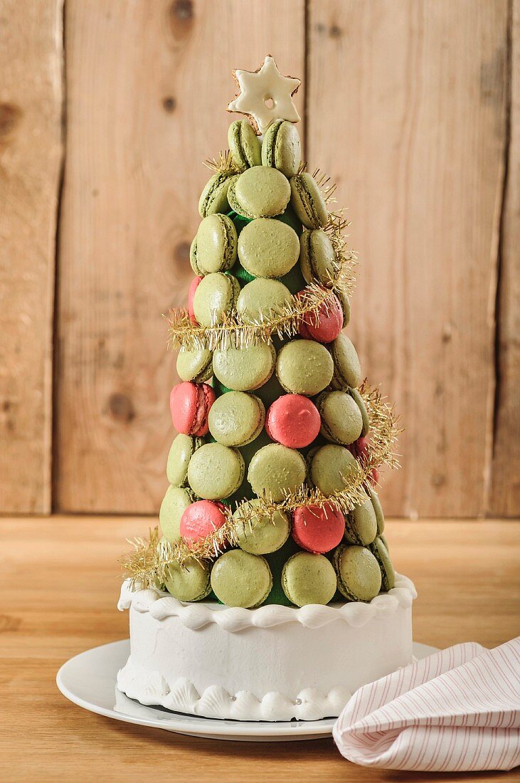 Weihnachtliche Pyramiden-Torte aus Pistazien- und Johannisbeermacarons