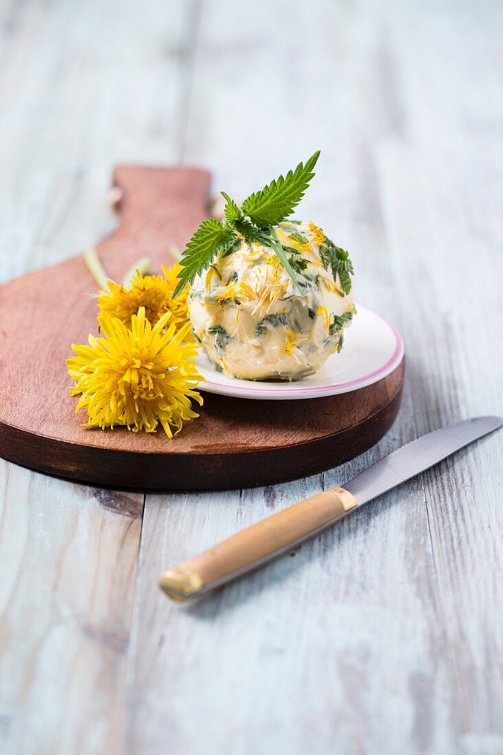 Kräuterbutterkugel mit Löwenzahn, Brennessel und Schnittlauch