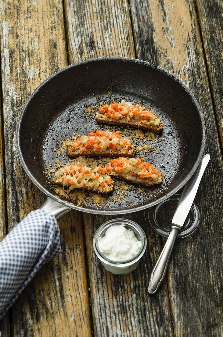 Karotten-Fenchel-Bruschetta mit Ingwer-Quark-Dip