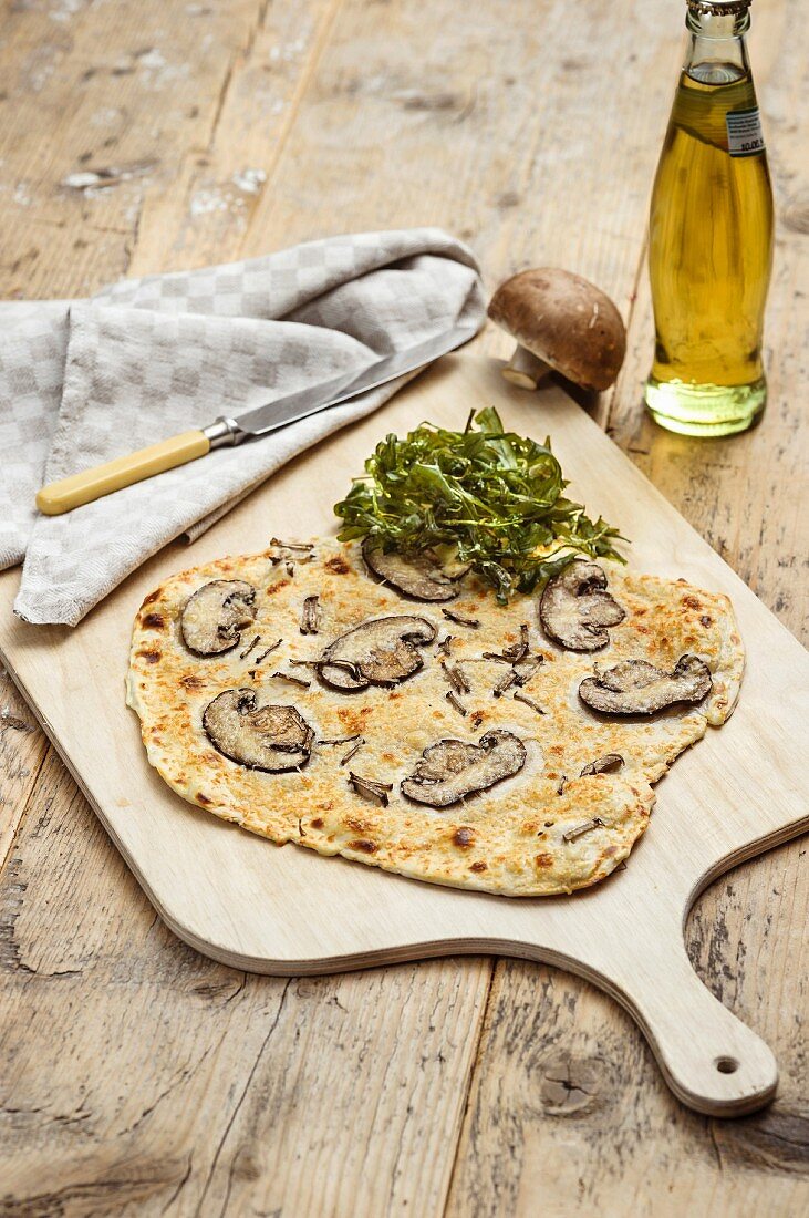 Flammkuchen mit Champignons, Seeluftschinken und Rucola