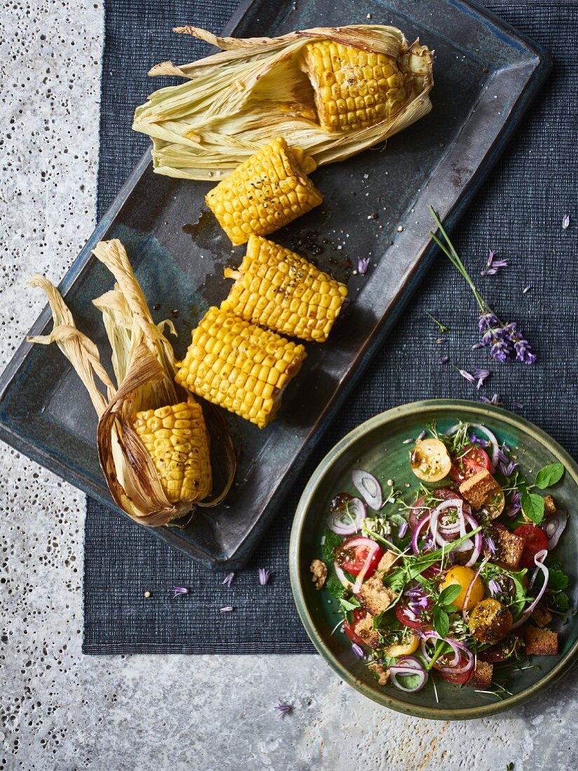 Wilder Tomaten-Brot-Salat mit gebackenem Mais