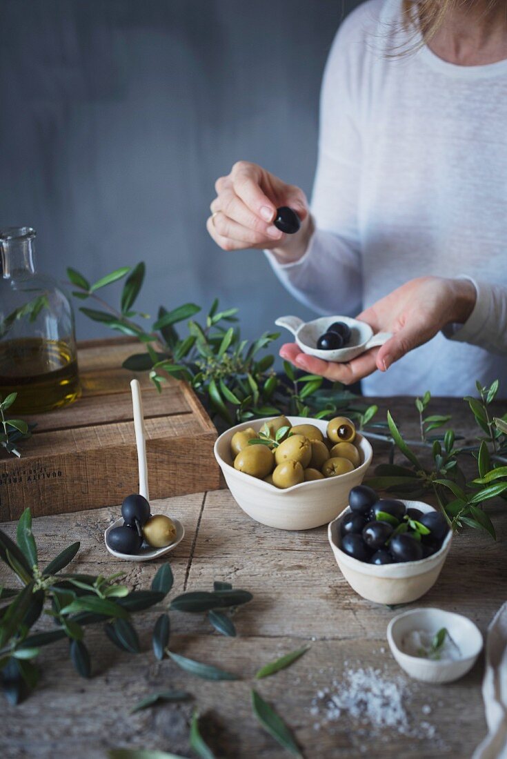 Frische schwarze und grüne Oliven in Schälchen