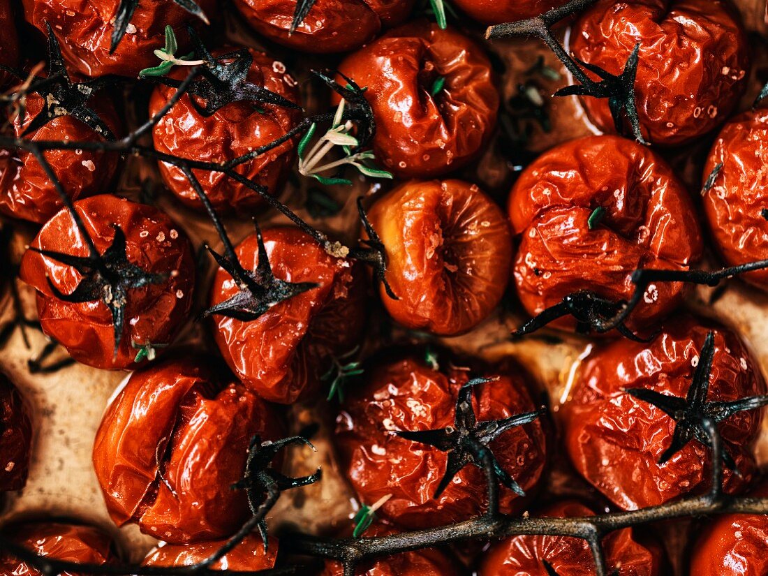 Oven-roasted cherry tomatoes (close-up, seen from above)