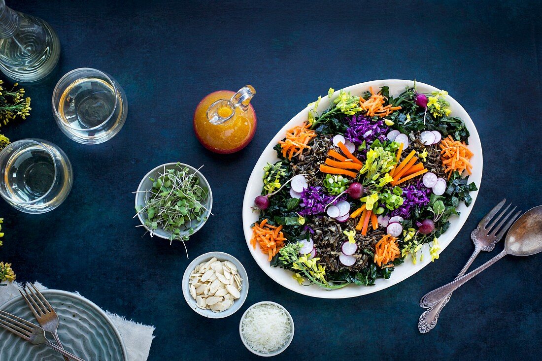 Grünkohlsalat mit Wildreis, Karotten, Radieschen und Blutorangen-Vinaigrette