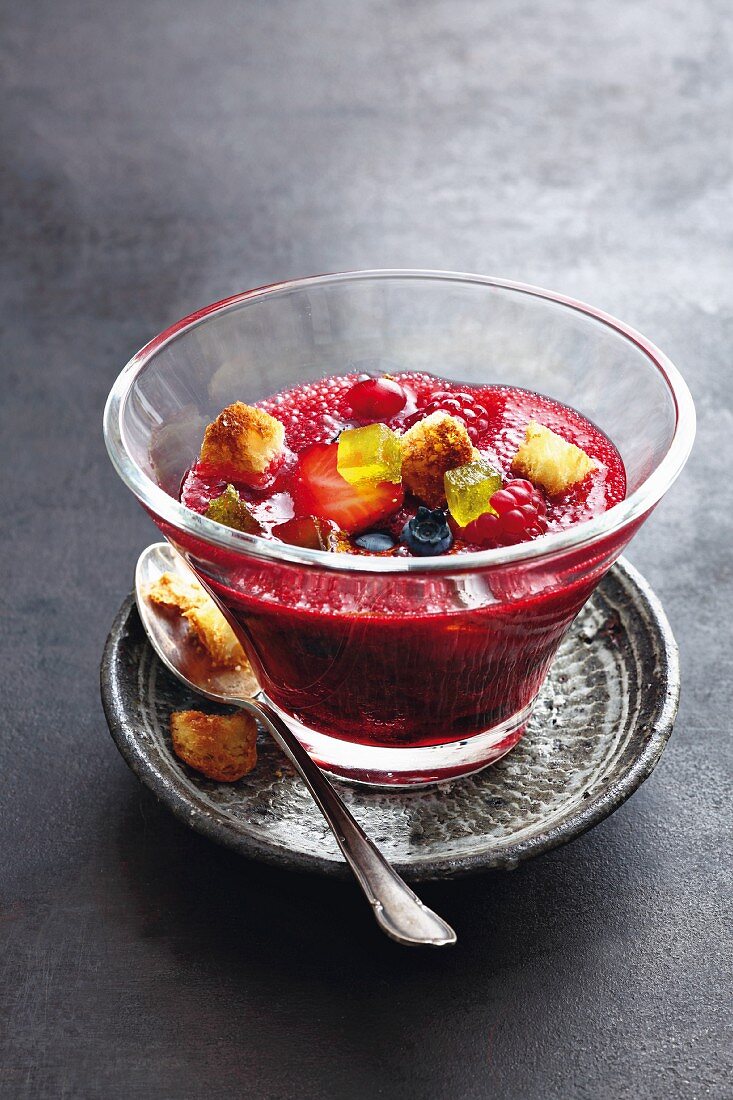 Gazpacho von Sommerbeeren mit Brioche-Croûtons und Limetten-Geleewürfeln