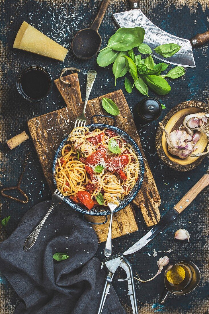 Spaghetti mit Tomaten und Basilikum (Italien) umgeben von Zutaten
