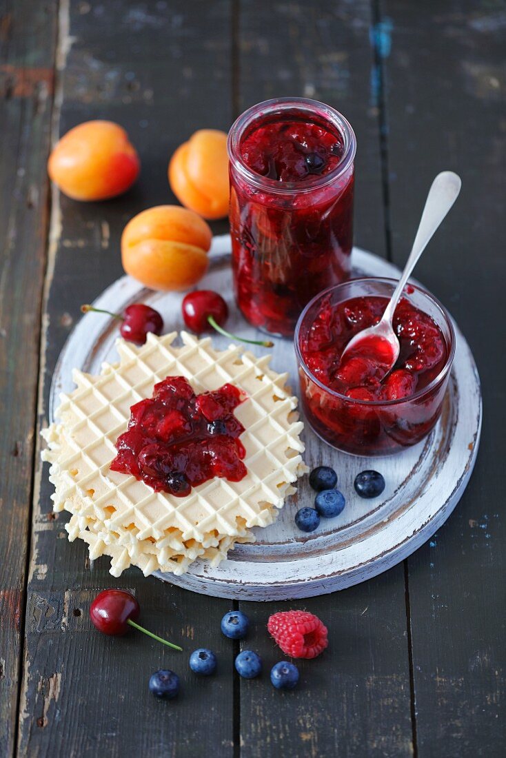 Selbstgemachte Beerenmarmelade mit Aprikosen und Kirschen