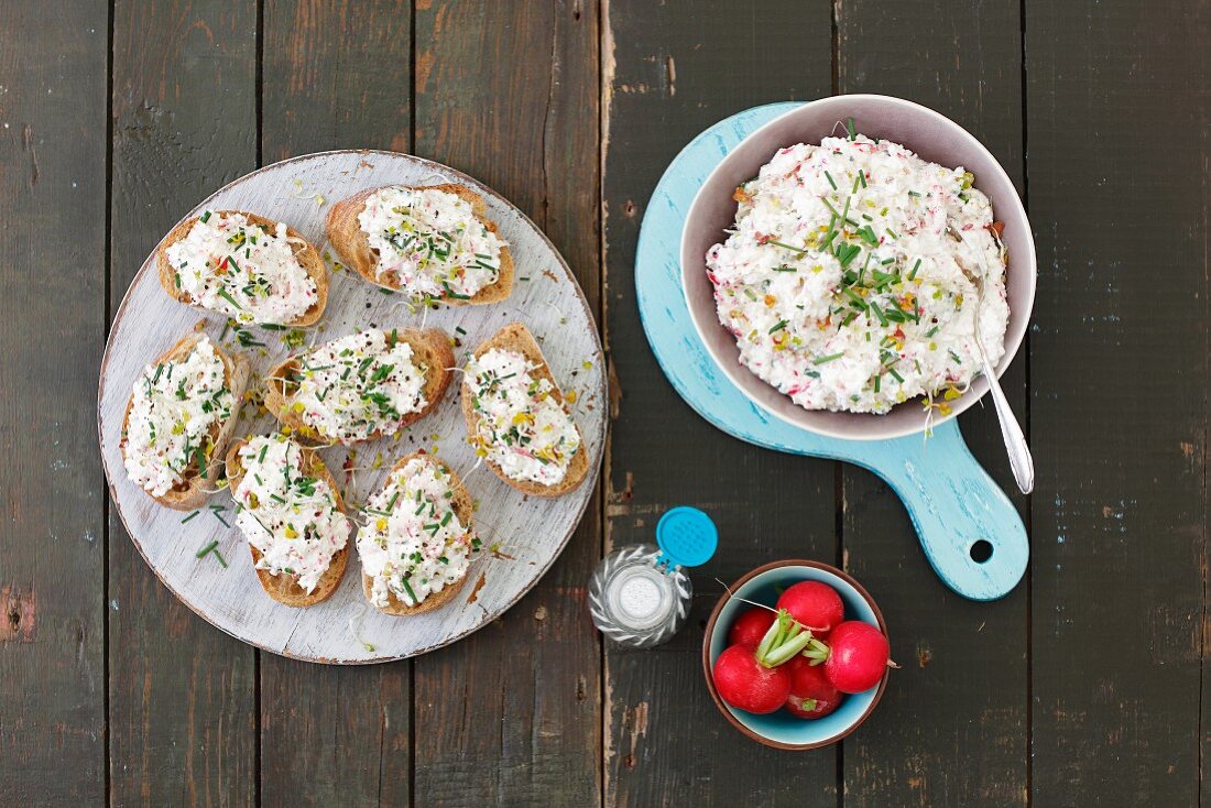 Herb quark with radishes and sprouts (bread spread)