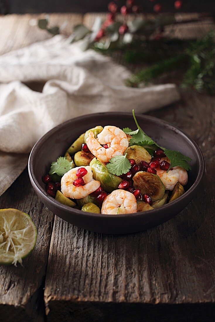 Winterlicher Salat mit gebackenem Rosenkohl, Garnelen und Granatapfelkernen