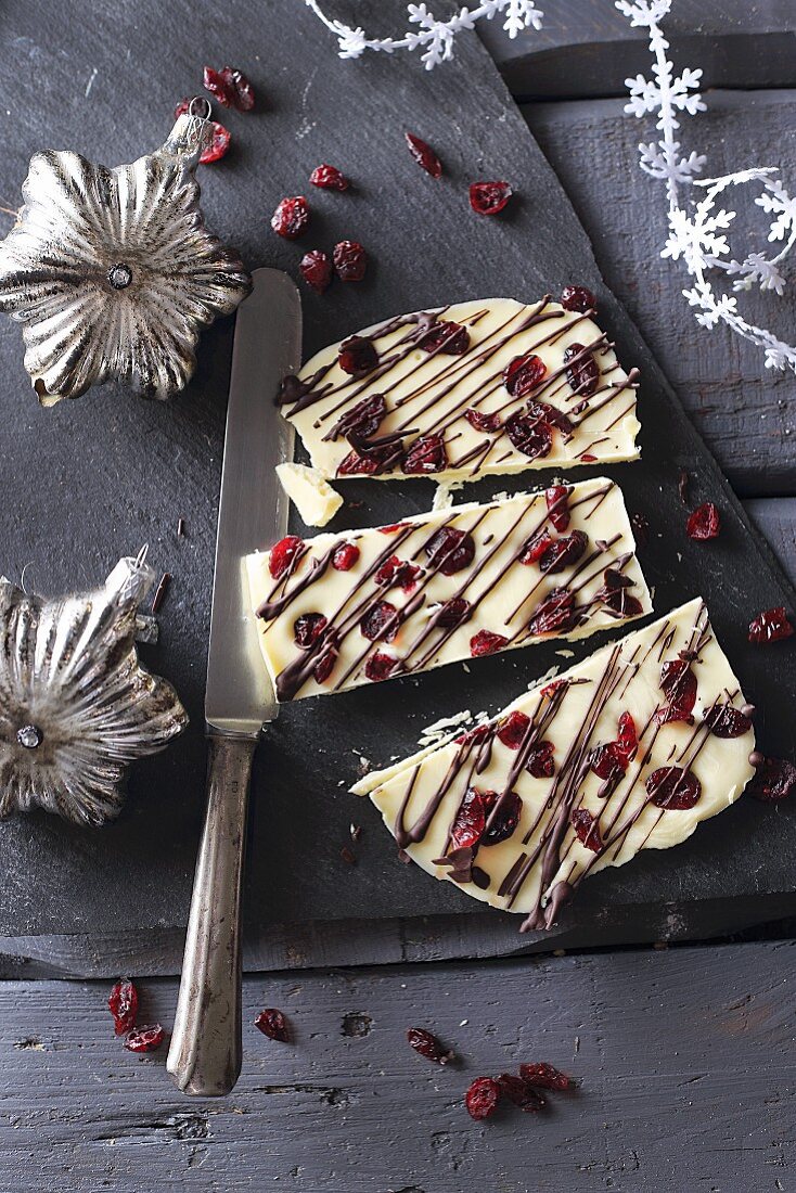 Chocolate bark with white chocolate and cranberries (Christmas)