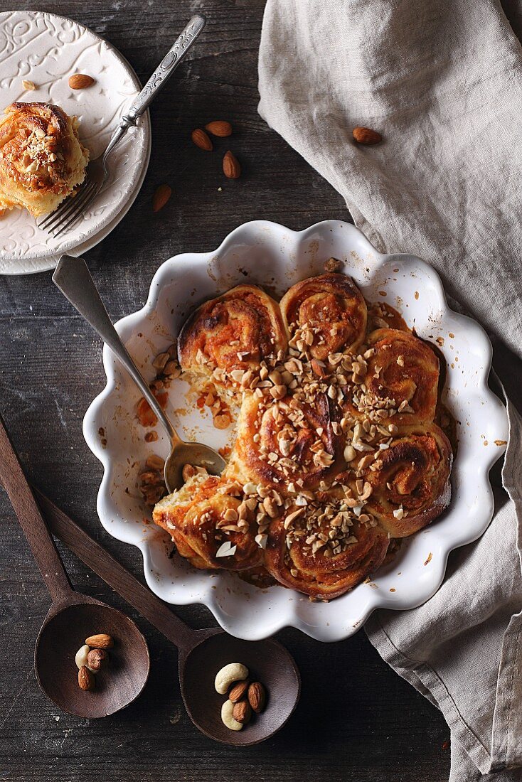 Kürbis-Rosenkuchen mit Haselnüssen und Cashewkernen