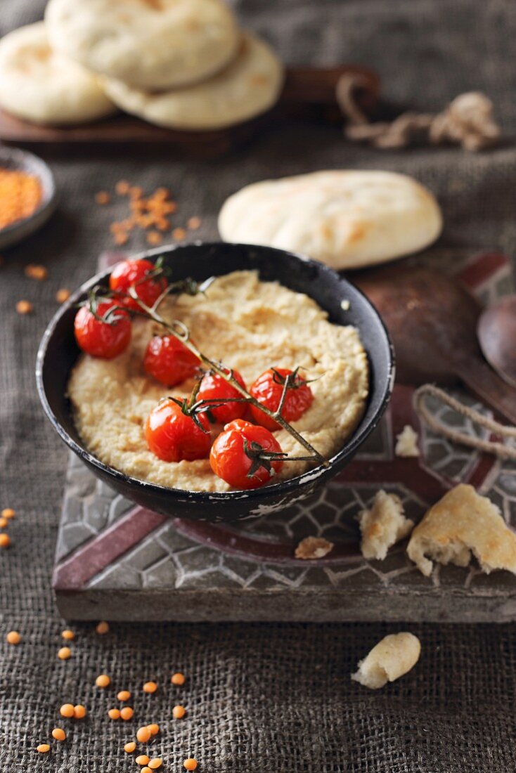 Hummus aus roten Linsen mit Grilltomaten und Fladenbrot