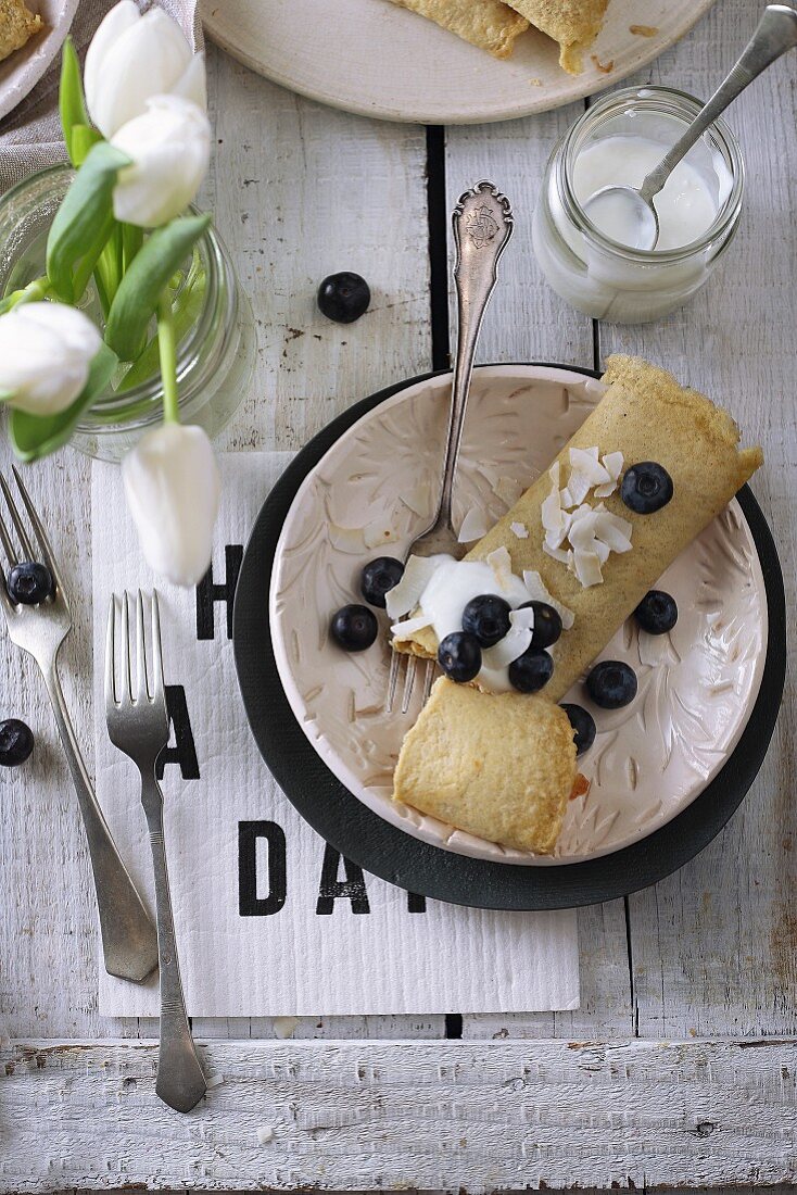 Glutenfreie Hafer-Pfannkuchen mit Kokoschips und Blaubeeren