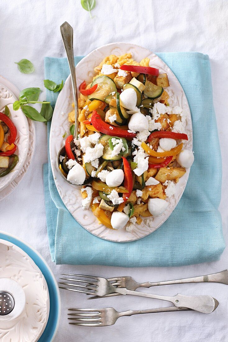 Pikanter Kaiserschmarrn dazu Zucchini-Paprika-Gemüse mit Tofu, Feta und Mozzarella