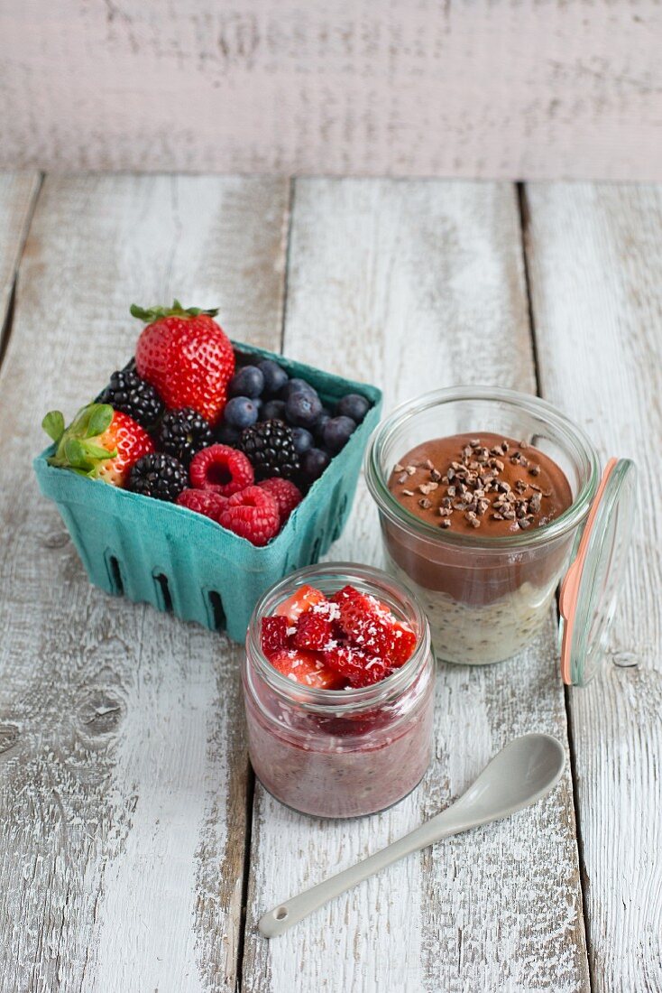 Vegane Schokocreme und Overnight Oats mit Erdbeeren im Glas