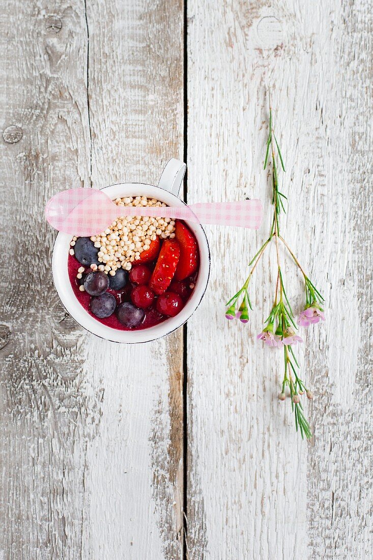 Mini-Smoothie-Bowl in Tasse mit Beeren und gepopptem Amarant