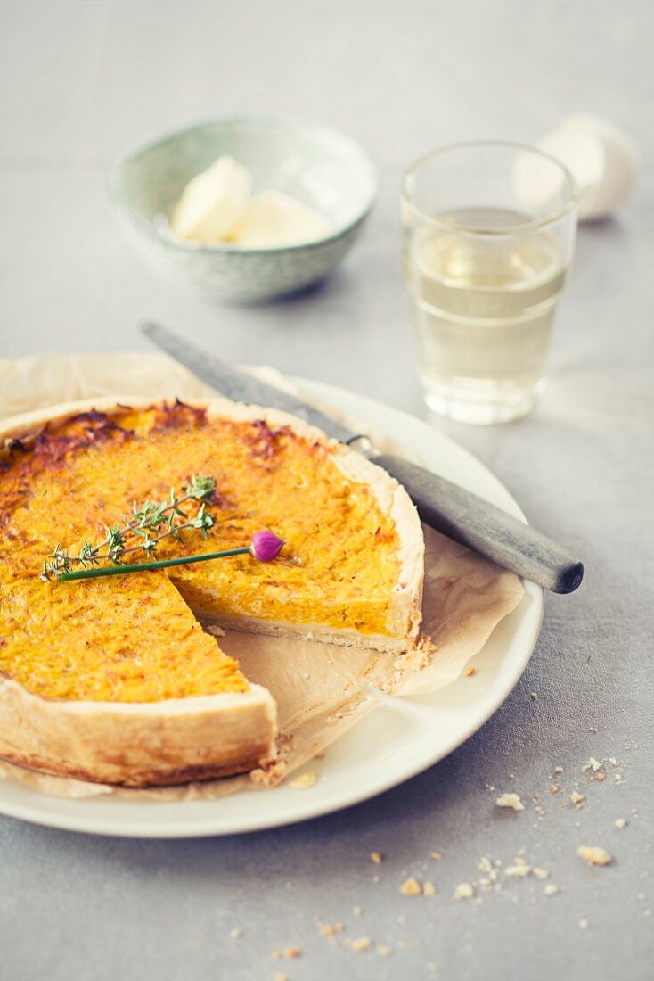 Pumpkin quiche, cut