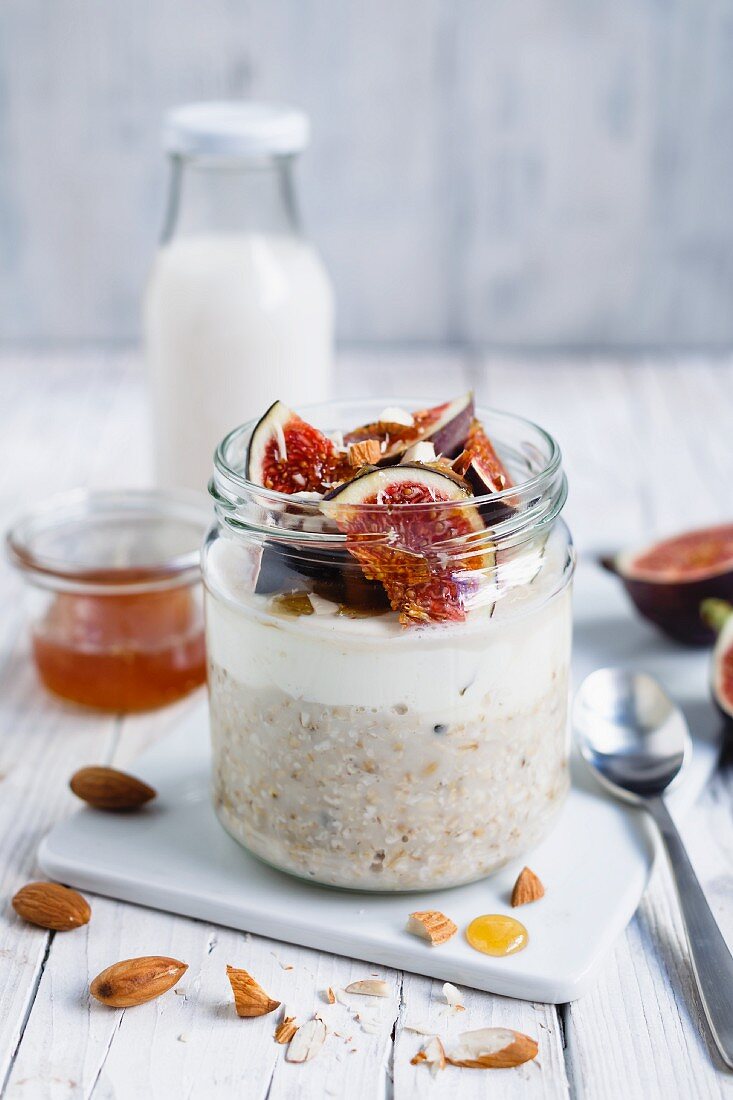 Overnight Oats mit Feigen und Honig im Glas