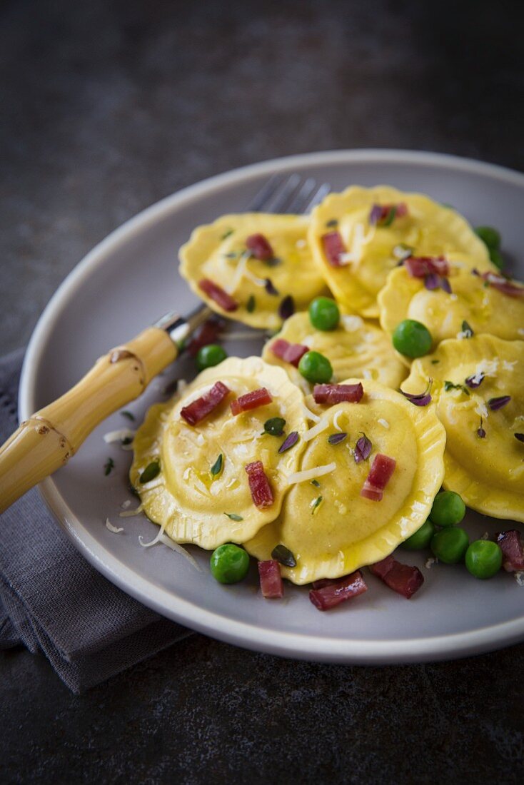 Ravioli mit Prosciutto und Erbsen